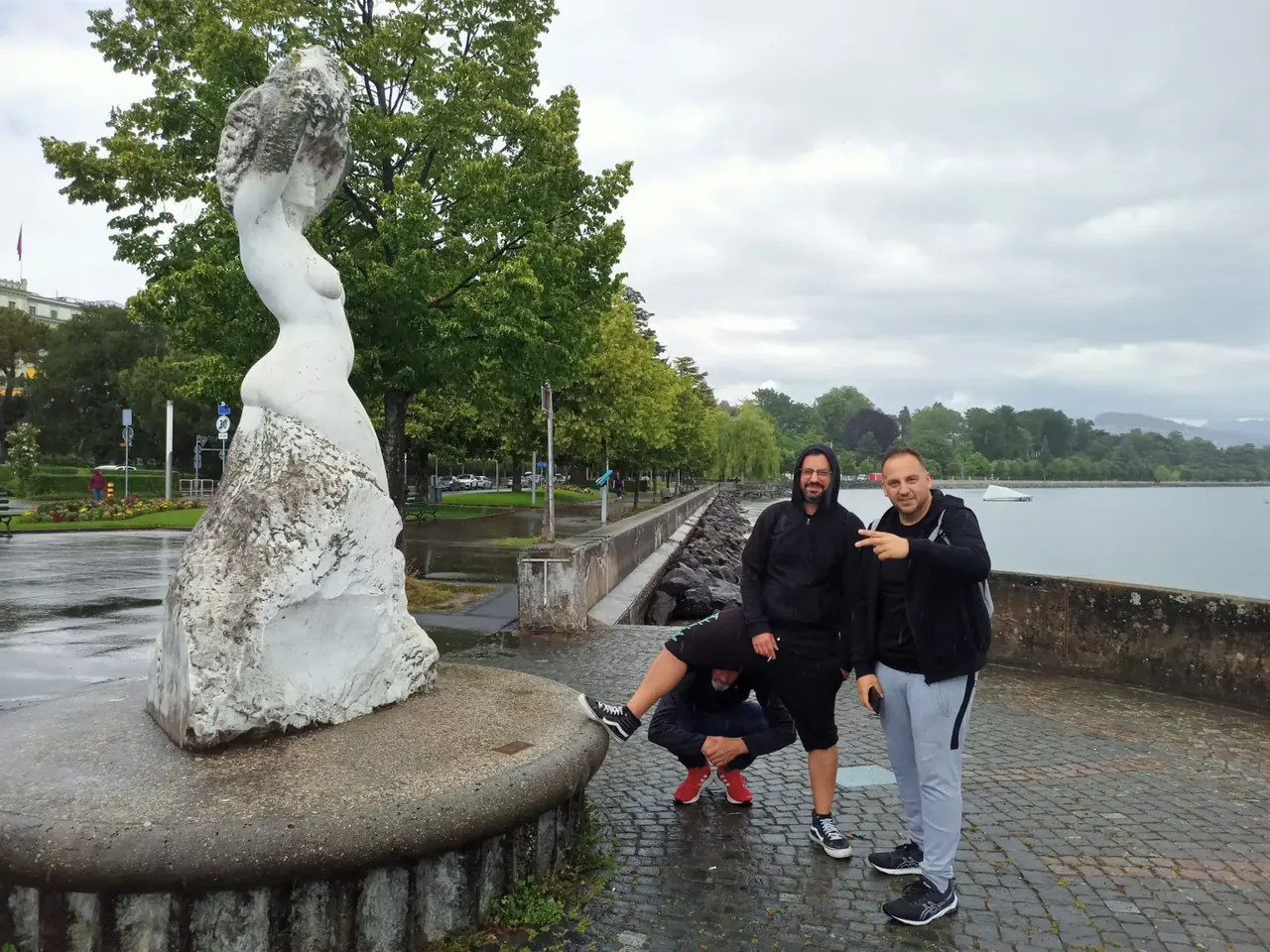 Orquesta Kalifornia junto a la cristalera del Beau-Rivage Palace, en Lausana