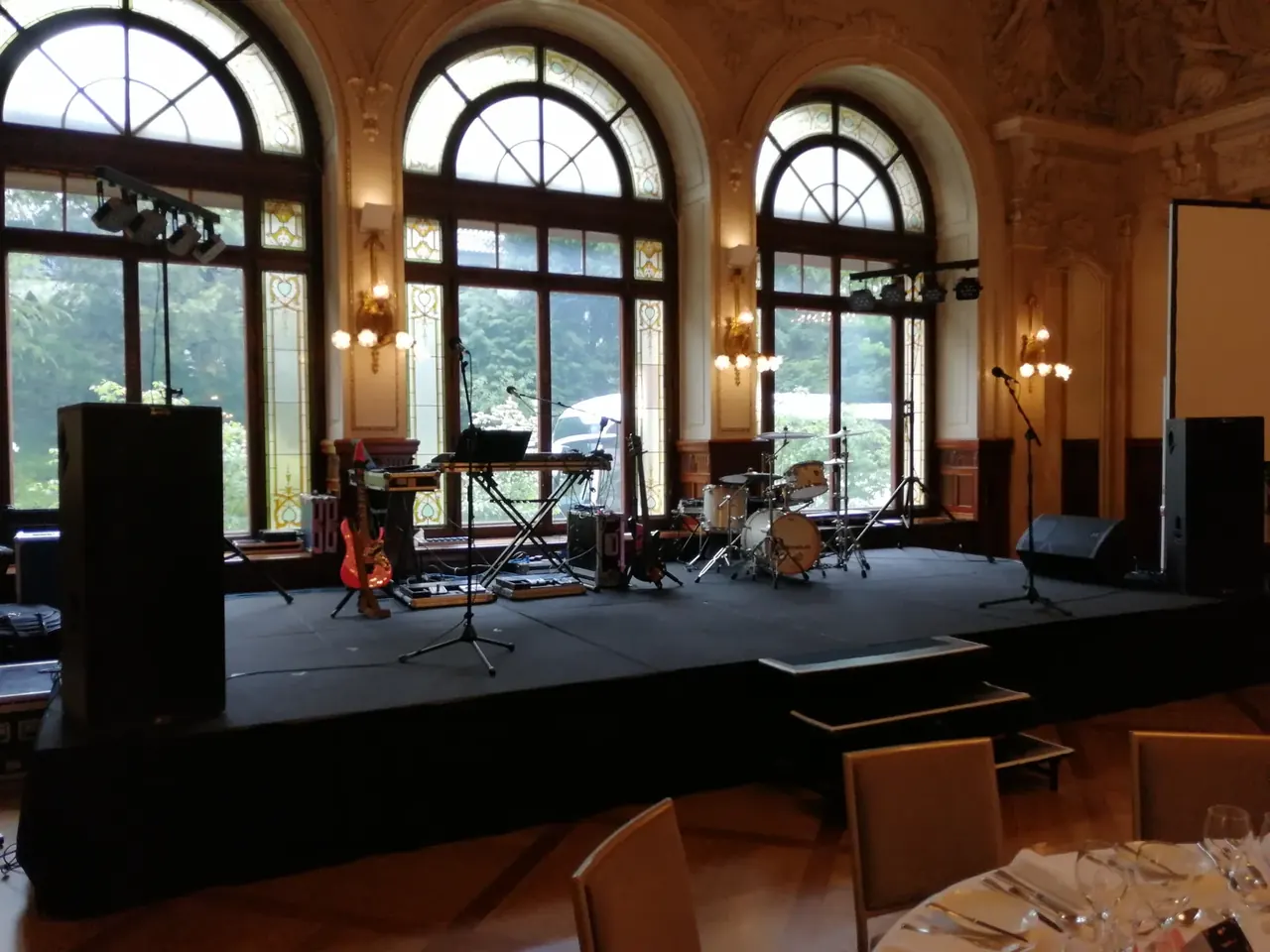 Voz, guitarra, bajo y teclado de Orquesta Kalifornia en Lausana
