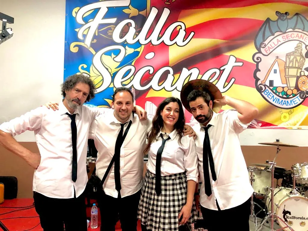 Cuarteto plus de Orquesta Kalifornia en el escenario del casal Secanet, Benimàmet