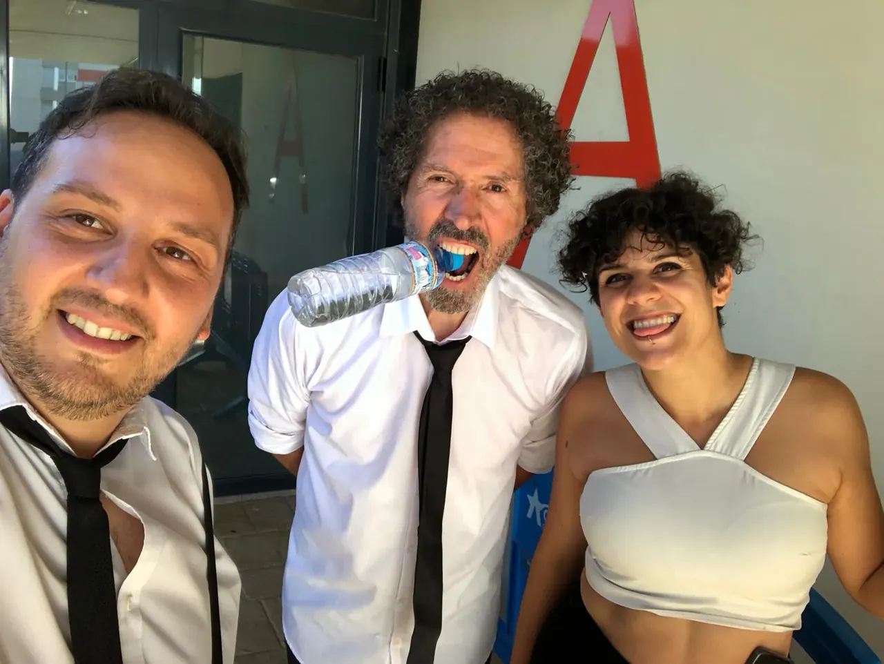 Trío de Orquesta Kalifornia en el salón del Colegio Aquila, en Parla