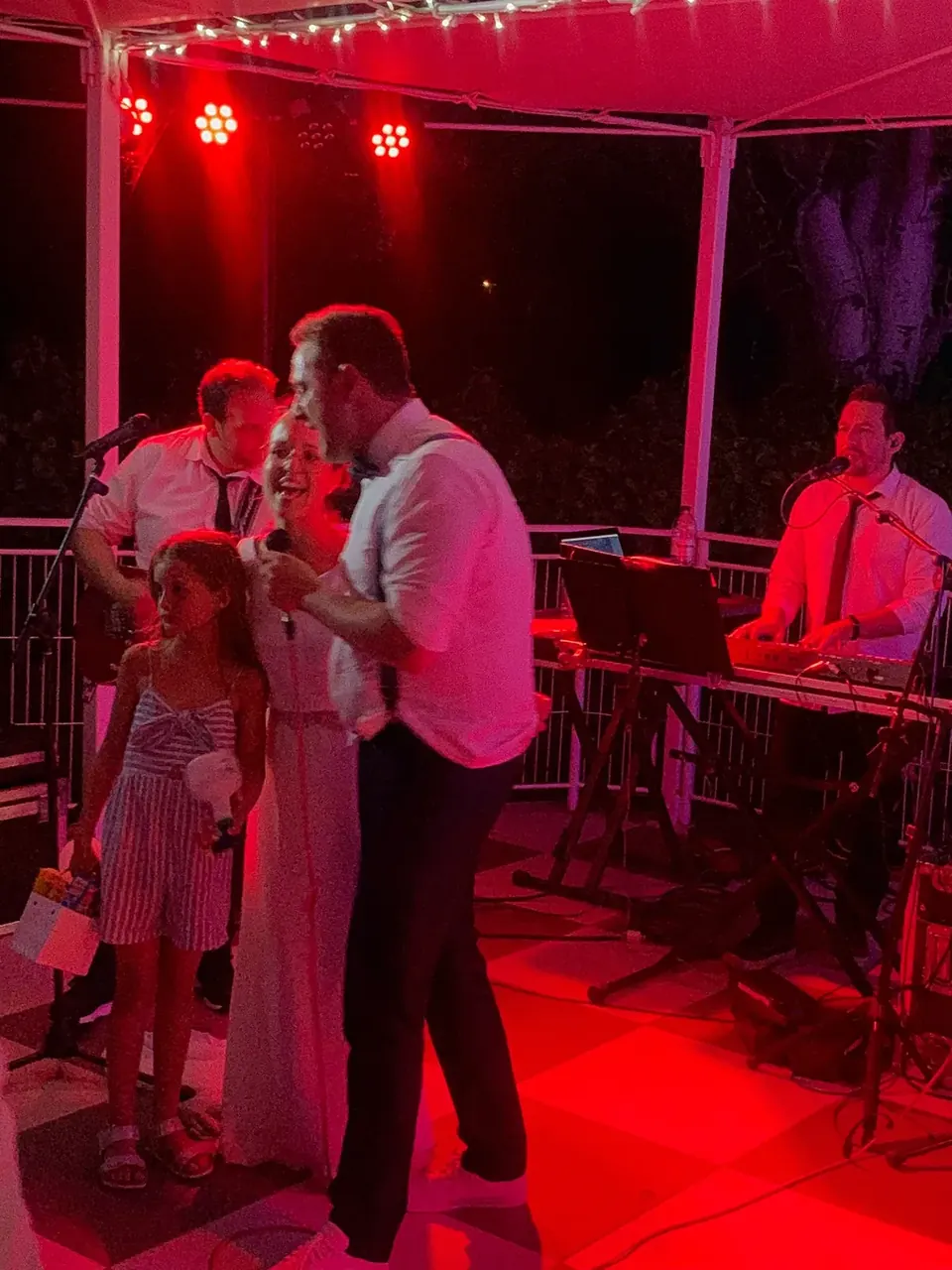 Voz y guitarra de Orquesta Kalifornia en la boda de Cascante