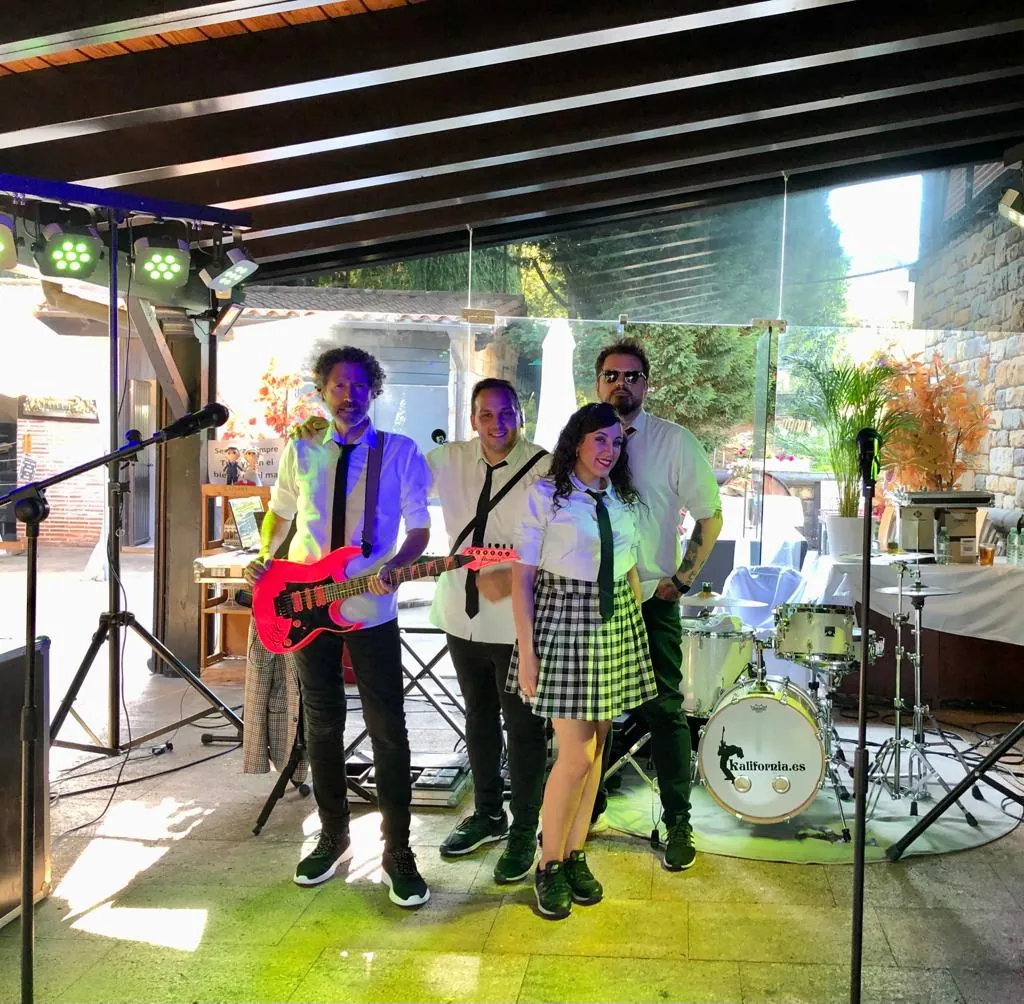 Cuarteto plus de Orquesta Kalifornia en la calle, antes de la boda de Derio