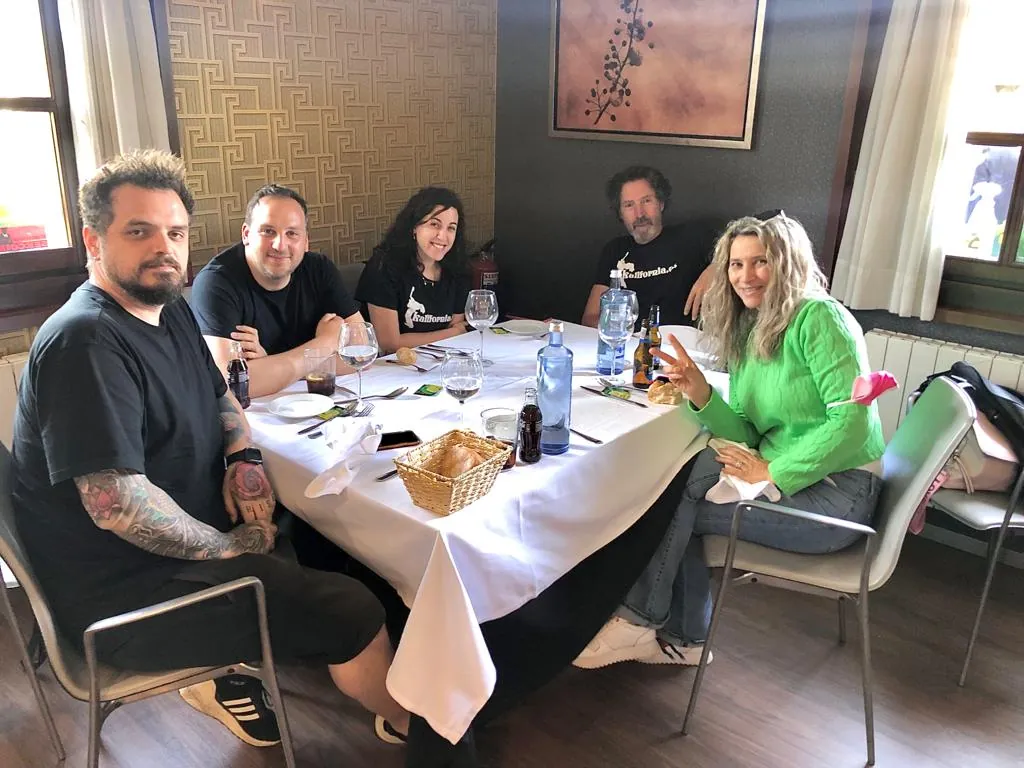 Orquesta Kalifornia en el escenario de Ezkertza Berria, Derio