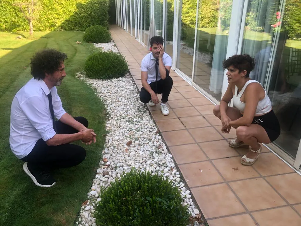 Quinteto de Orquesta Kalifornia junto a la piscina de la Finca Miravalle, Guadarrama