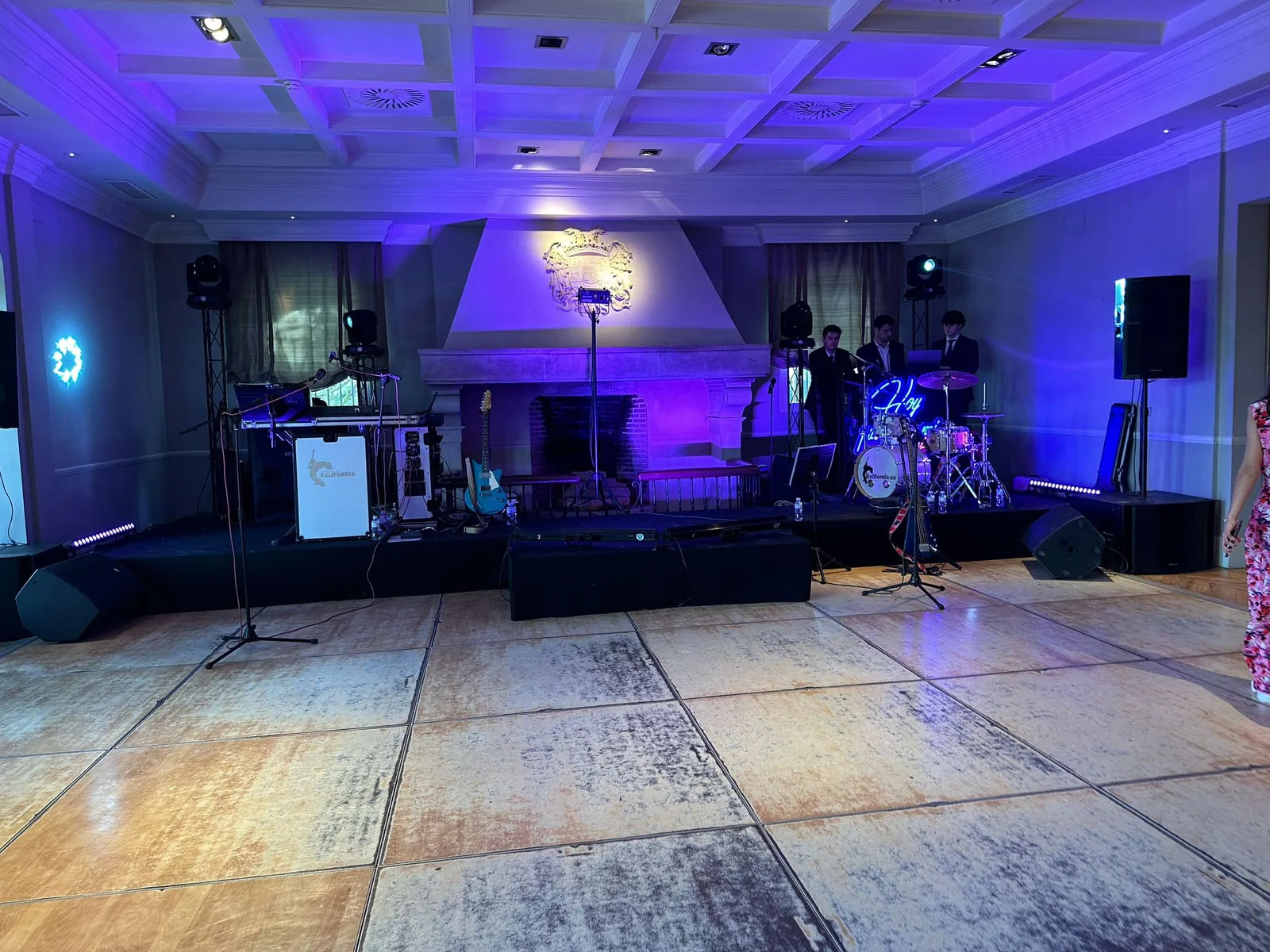 Escenario de Orquesta Kalifornia en la boda de la Finca Soto Mozanaque, Algete (Madrid)