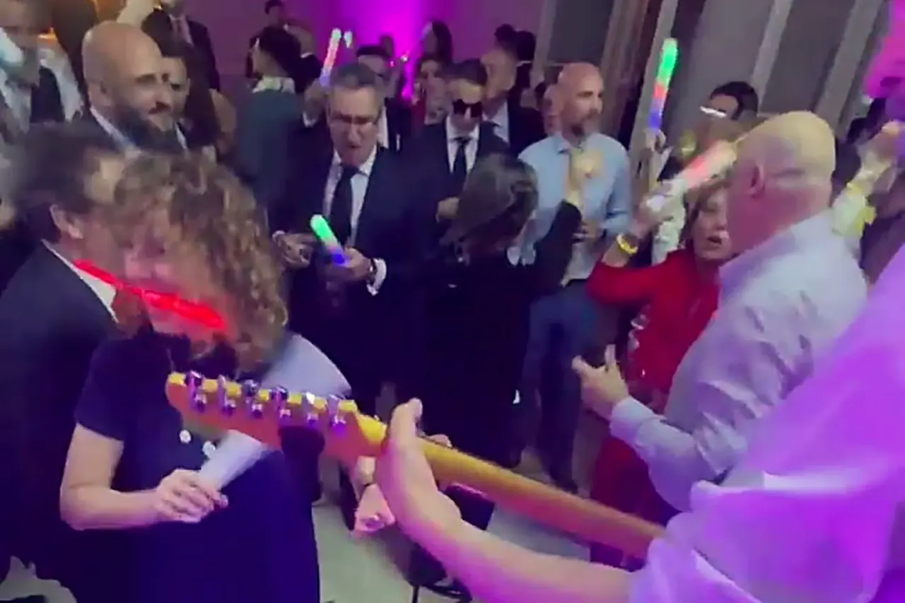 Orquesta Kalifornia tocando entre los invitados en la boda de la Finca Soto Mozanaque, Algete