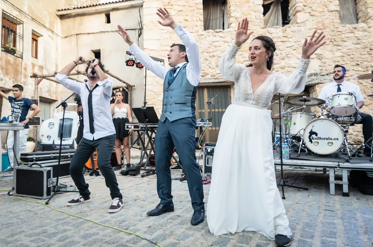 Orquesta Kalifornia y el público en el frontón de Zaorejas