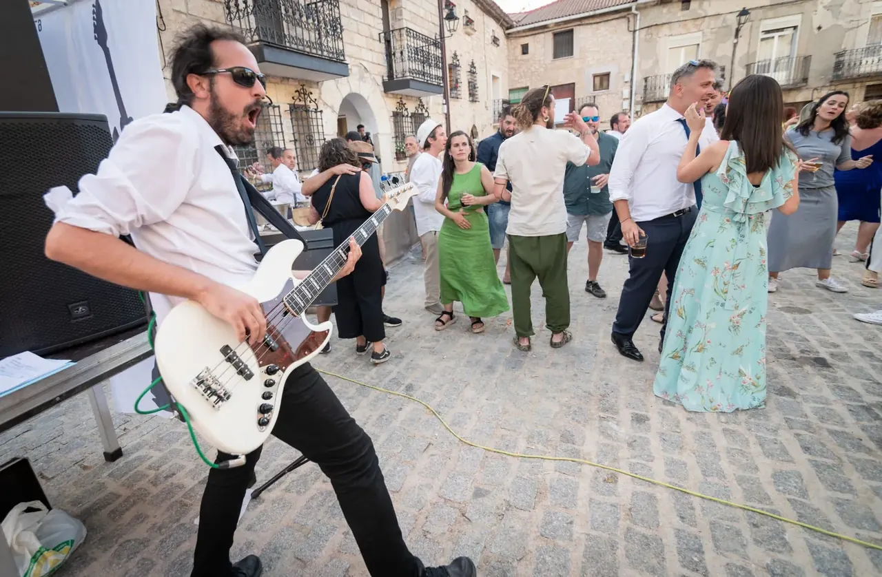 Voz, guitarra y bajo de Orquesta Kalifornia en Zaorejas