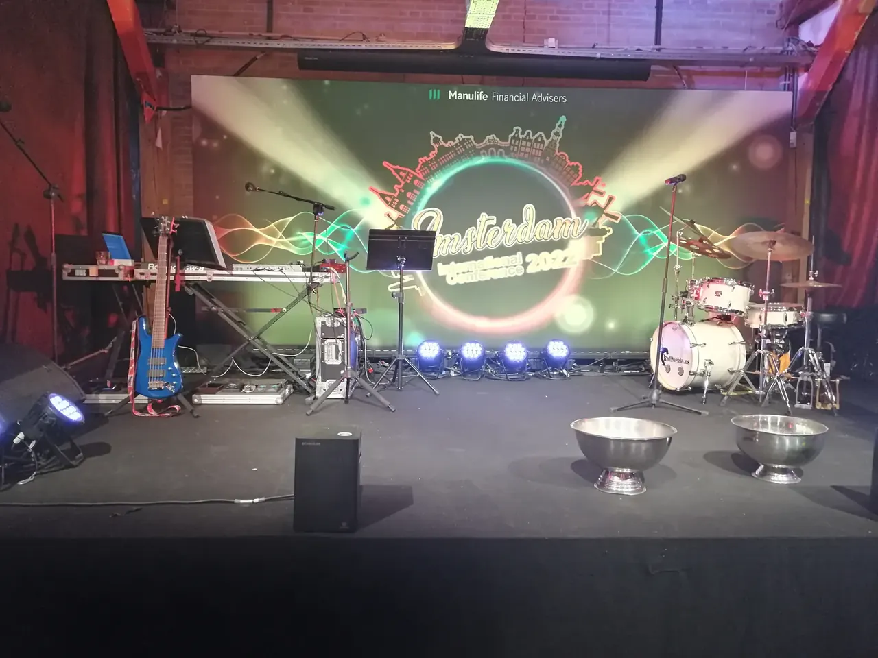 Escenario de The Harbour Club en Ámsterdam, con Orquesta Kalifornia