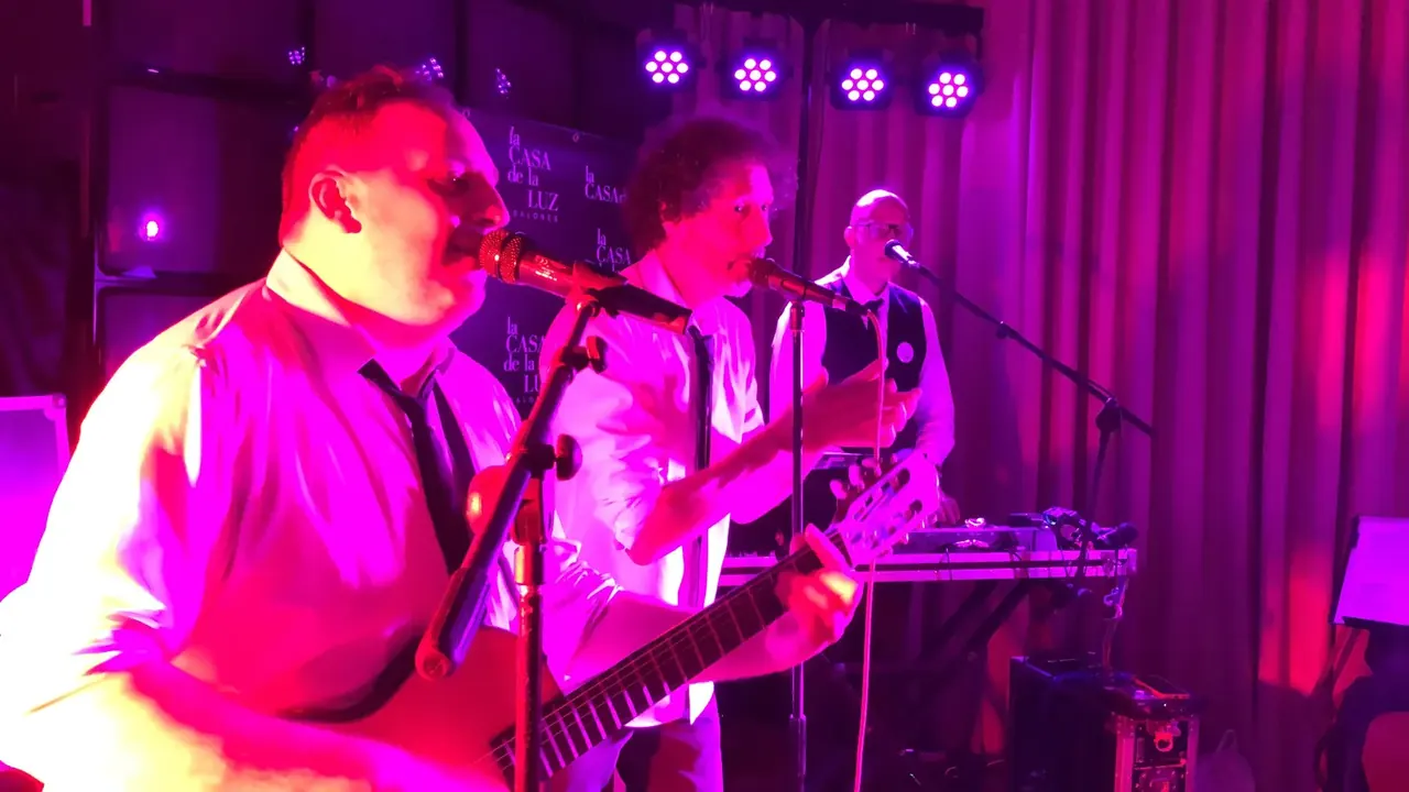 Voz de Orquesta Kalifornia y un invitado en La Casa de la Luz, Murcia