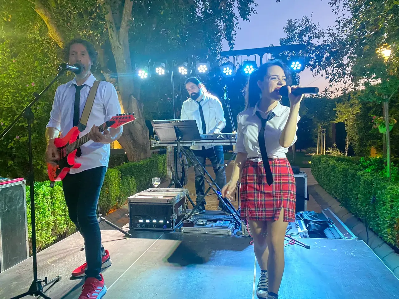Voz y guitarra de Orquesta Kalifornia en la boda de La Gineta