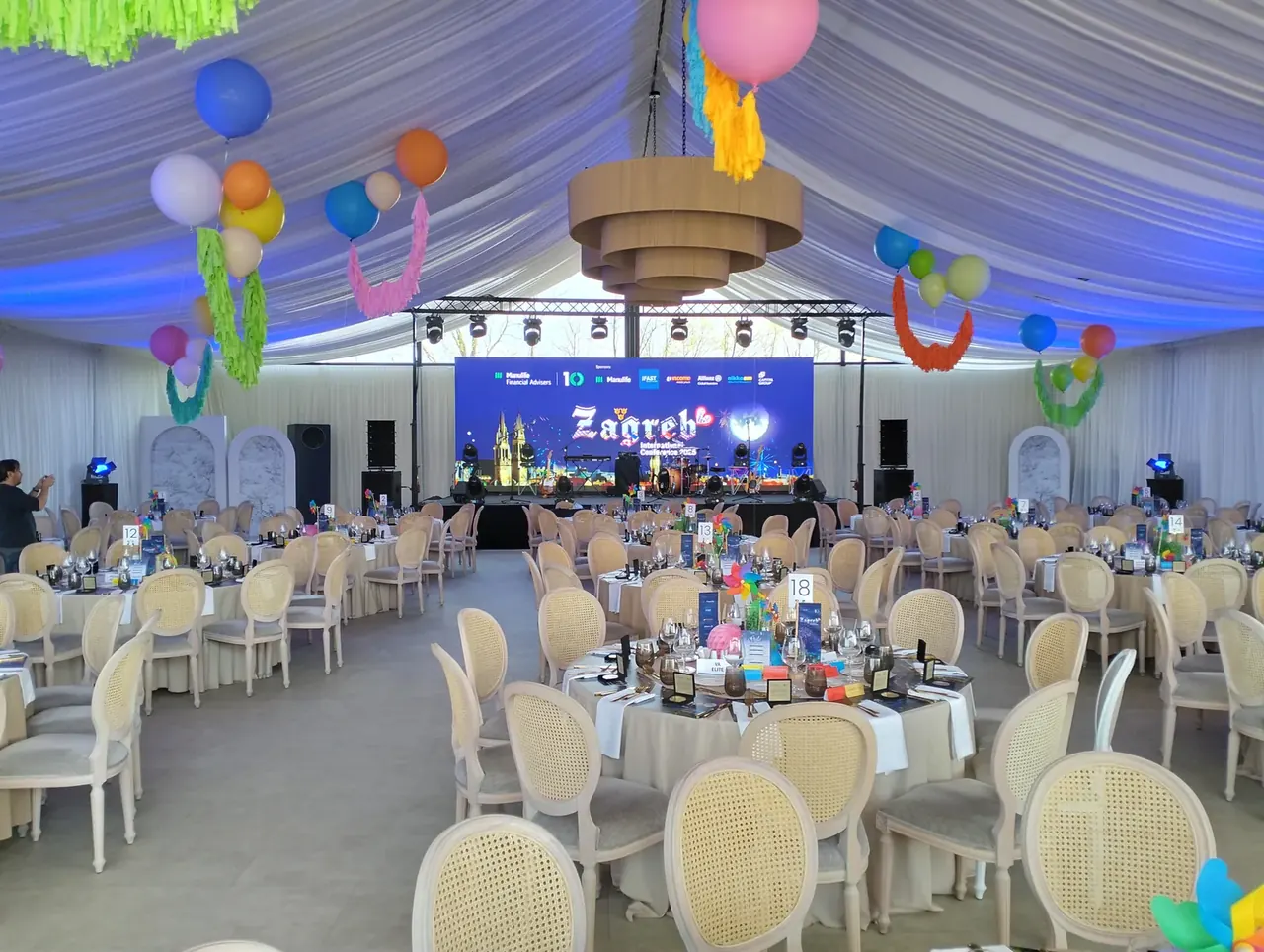 Salón del Majestic Park, Zagreb, el 4 de abril de 2025