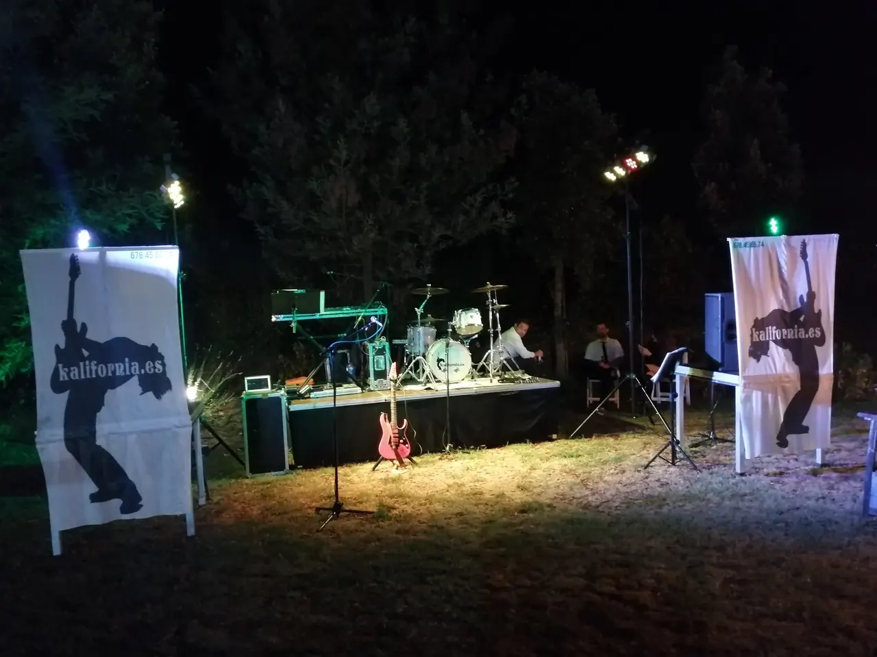 Orquesta Kalifornia tocando en el jardín de la boda de Sils