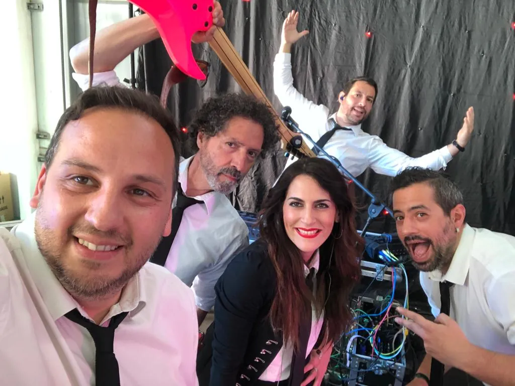 Quinteto de Orquesta Kalifornia de frente en la boda de Arroyomolinos de la Vera