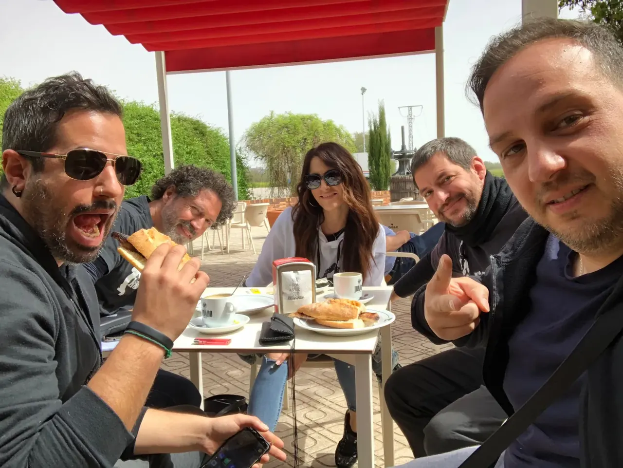 Voz, guitarra y teclado de Orquesta Kalifornia en la boda de Arroyomolinos de la Vera
