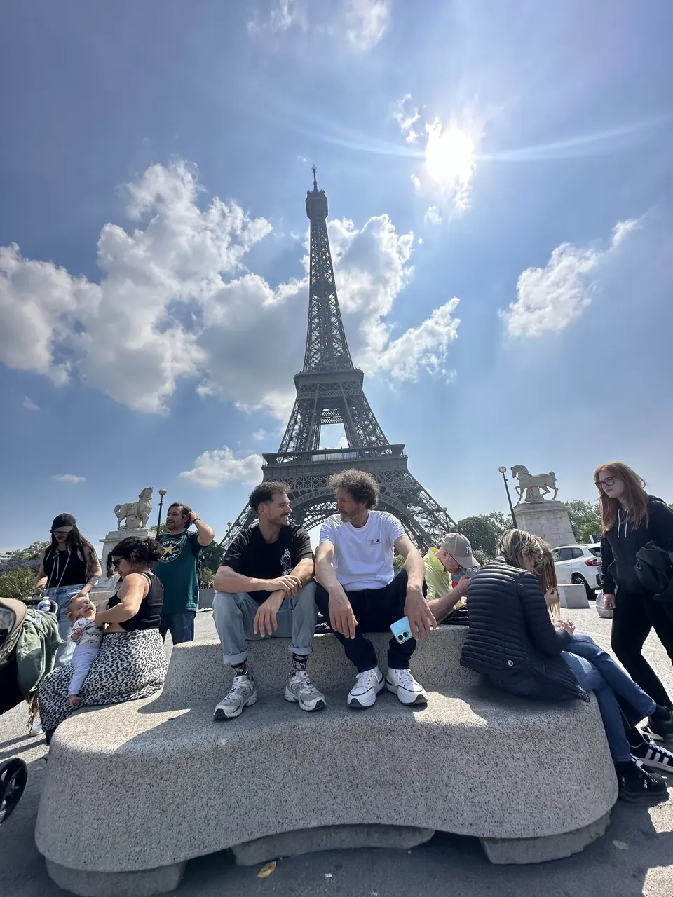 Músicos de Orquesta Kalifornia frente a la Torre Eiffel, gira a París 2025