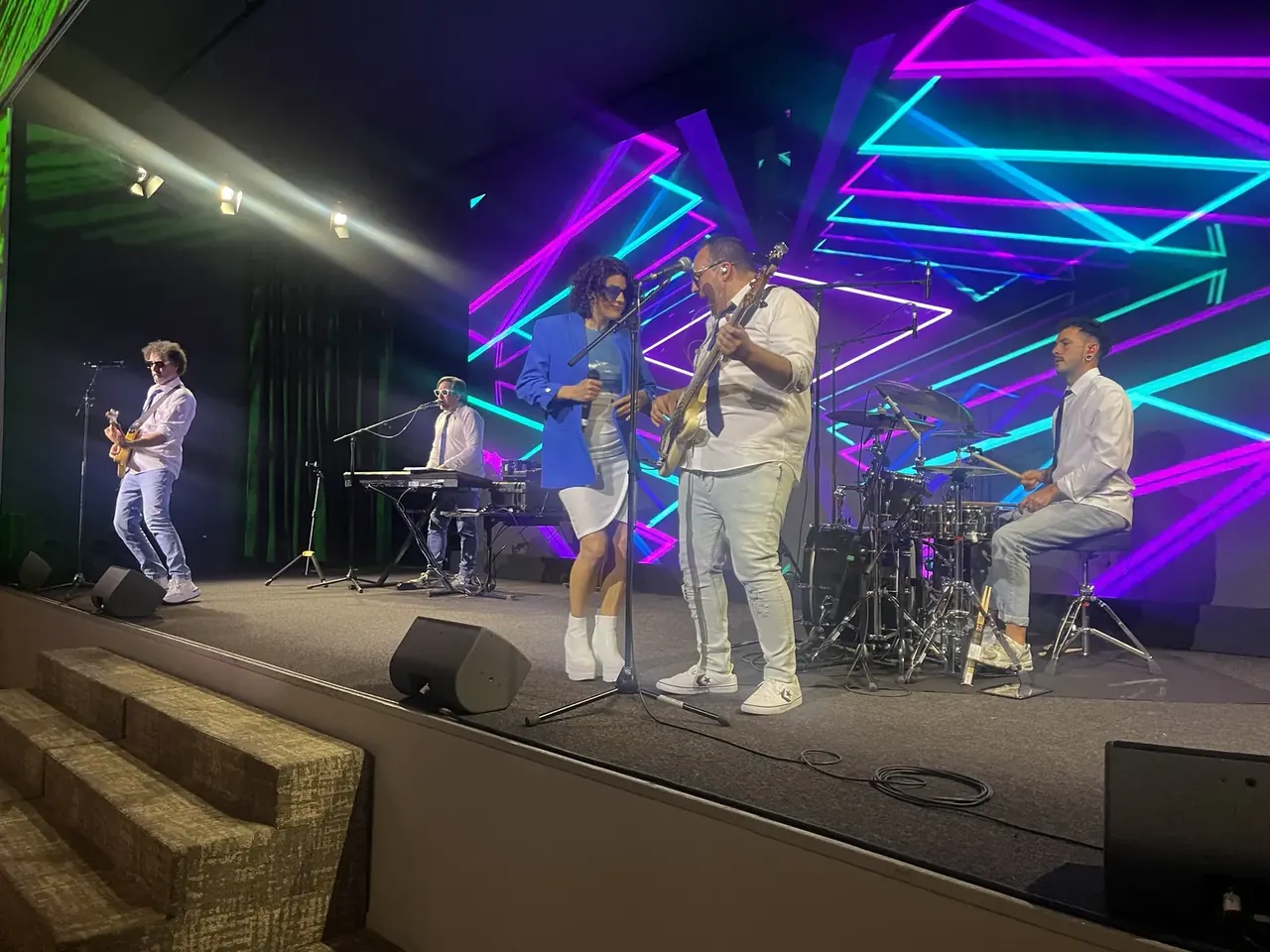 Orquesta Kalifornia en el escenario del Pavillon Gabriel, cena de gala de Manulife