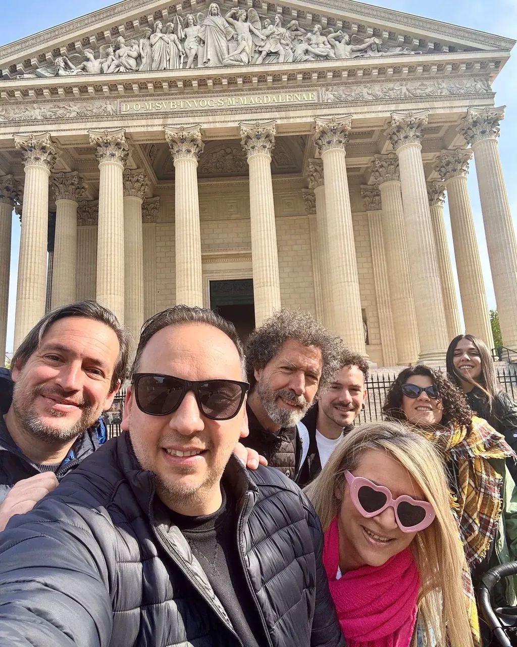 Orquesta Kalifornia frente a la Madeleine, París, abril de 2025