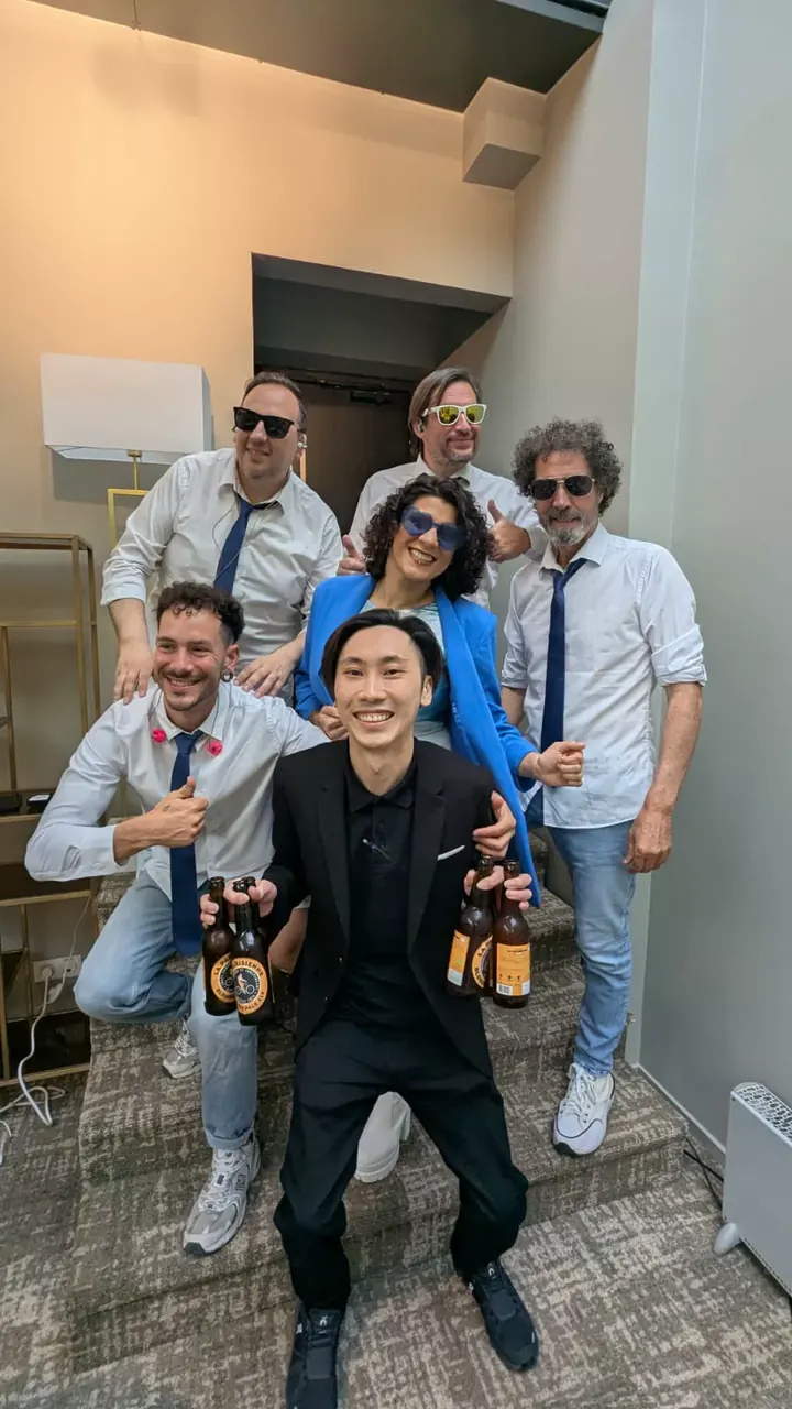 Orquesta Kalifornia en el camerino, antes de la gala en el Pavillon Gabriel