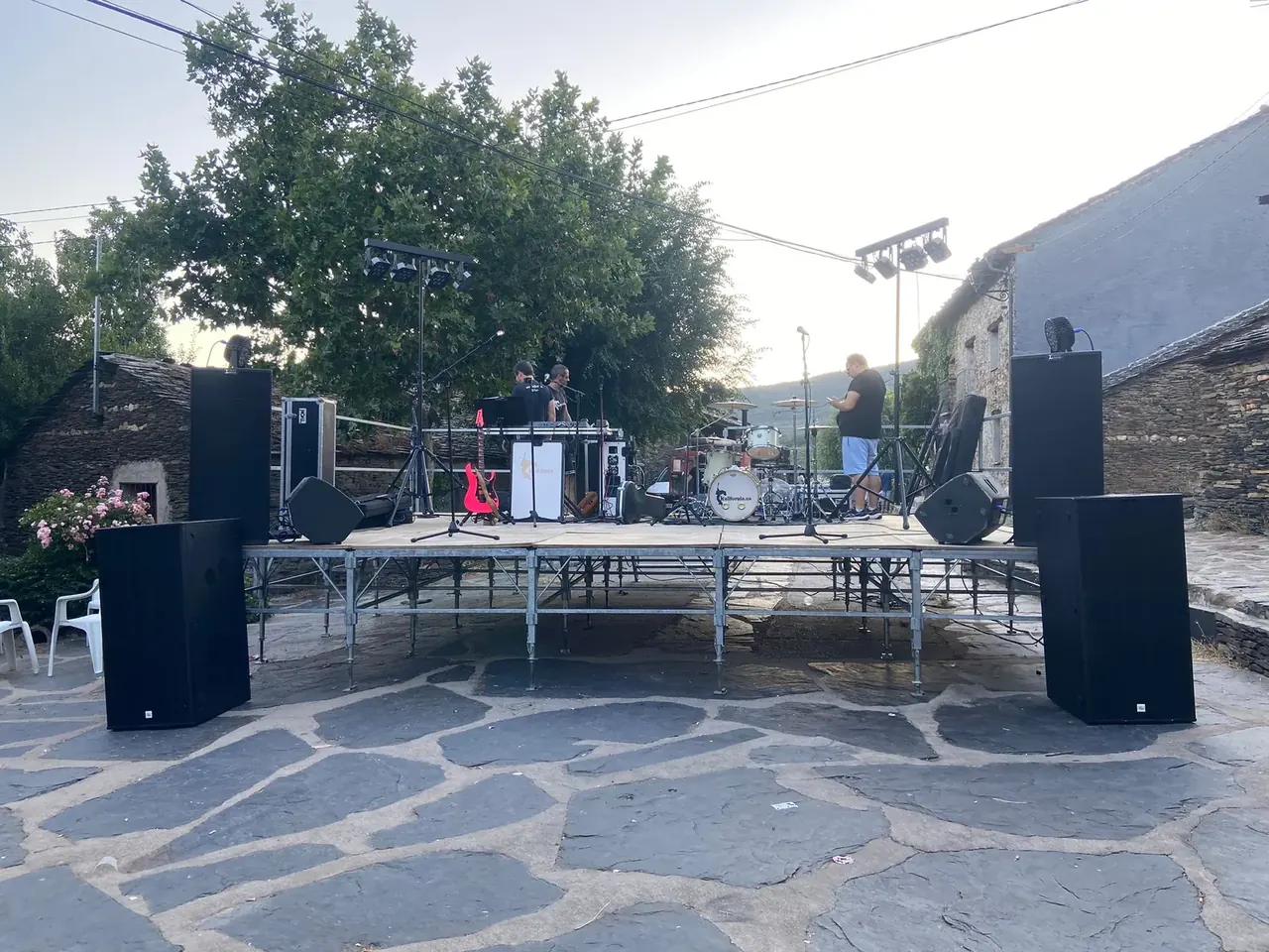 Quinteto de Orquesta Kalifornia en la plaza de Campillo de Ranas