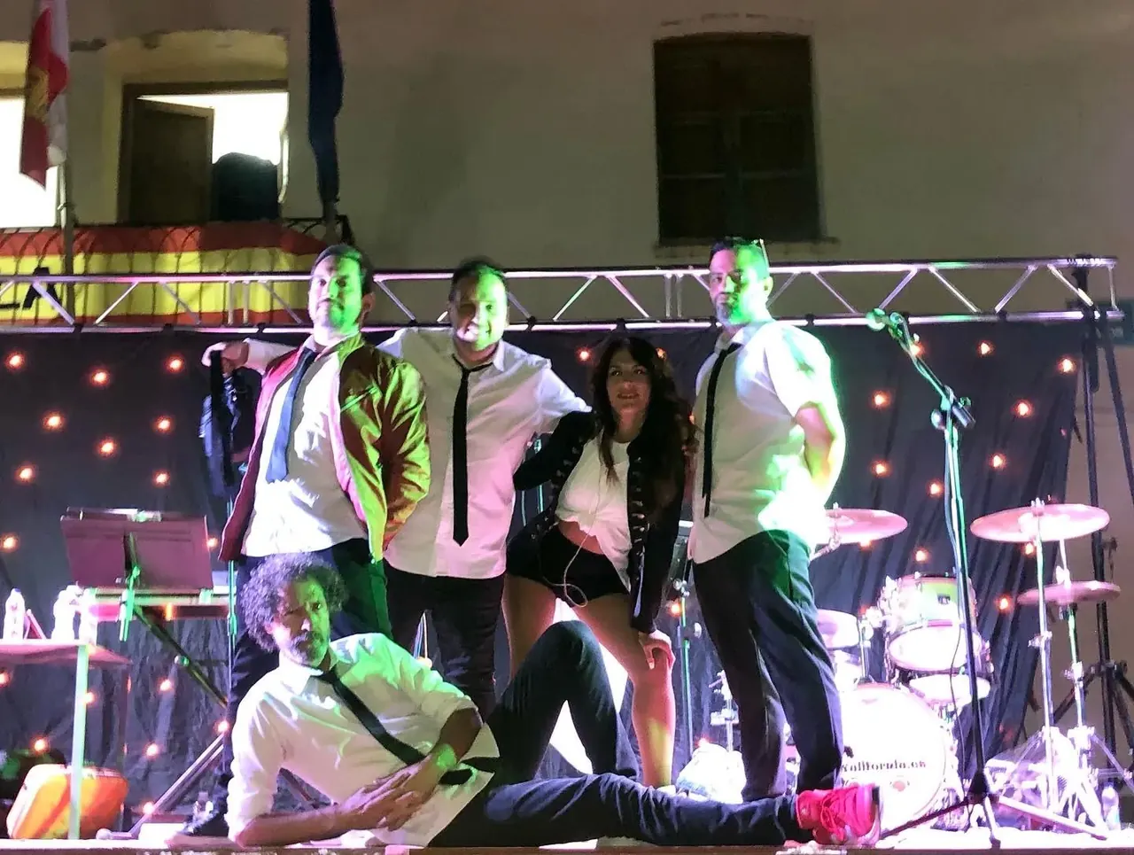 Sexteto de Orquesta Kalifornia en la plaza de Cihuela, Soria