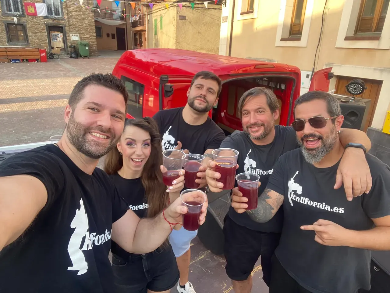 Quinteto de Orquesta Kalifornia en la plaza de El Cardoso de la Sierra