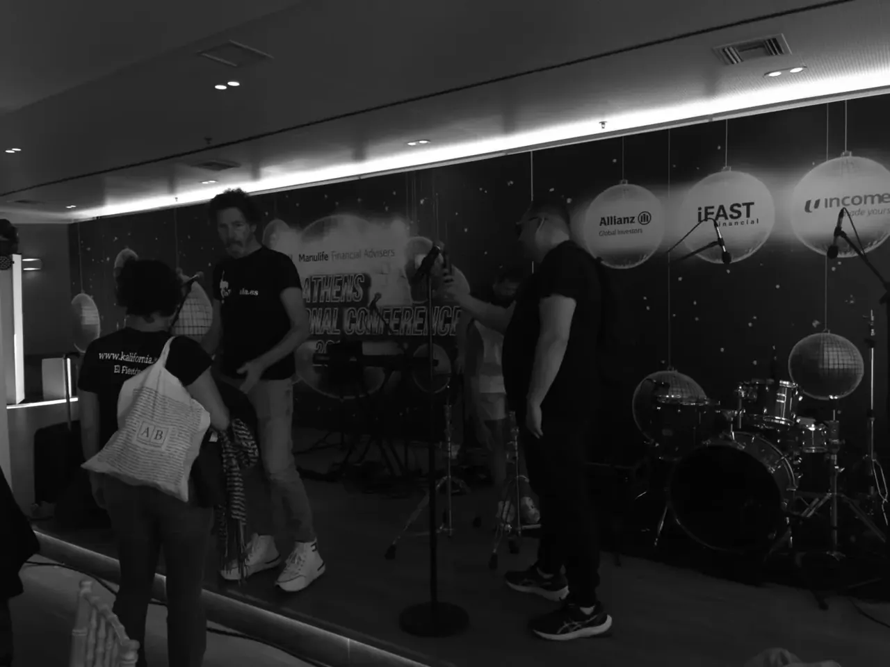 Prueba de sonido de Orquesta Kalifornia en el Ploes de Atenas, con Allianz y Manulife al fondo