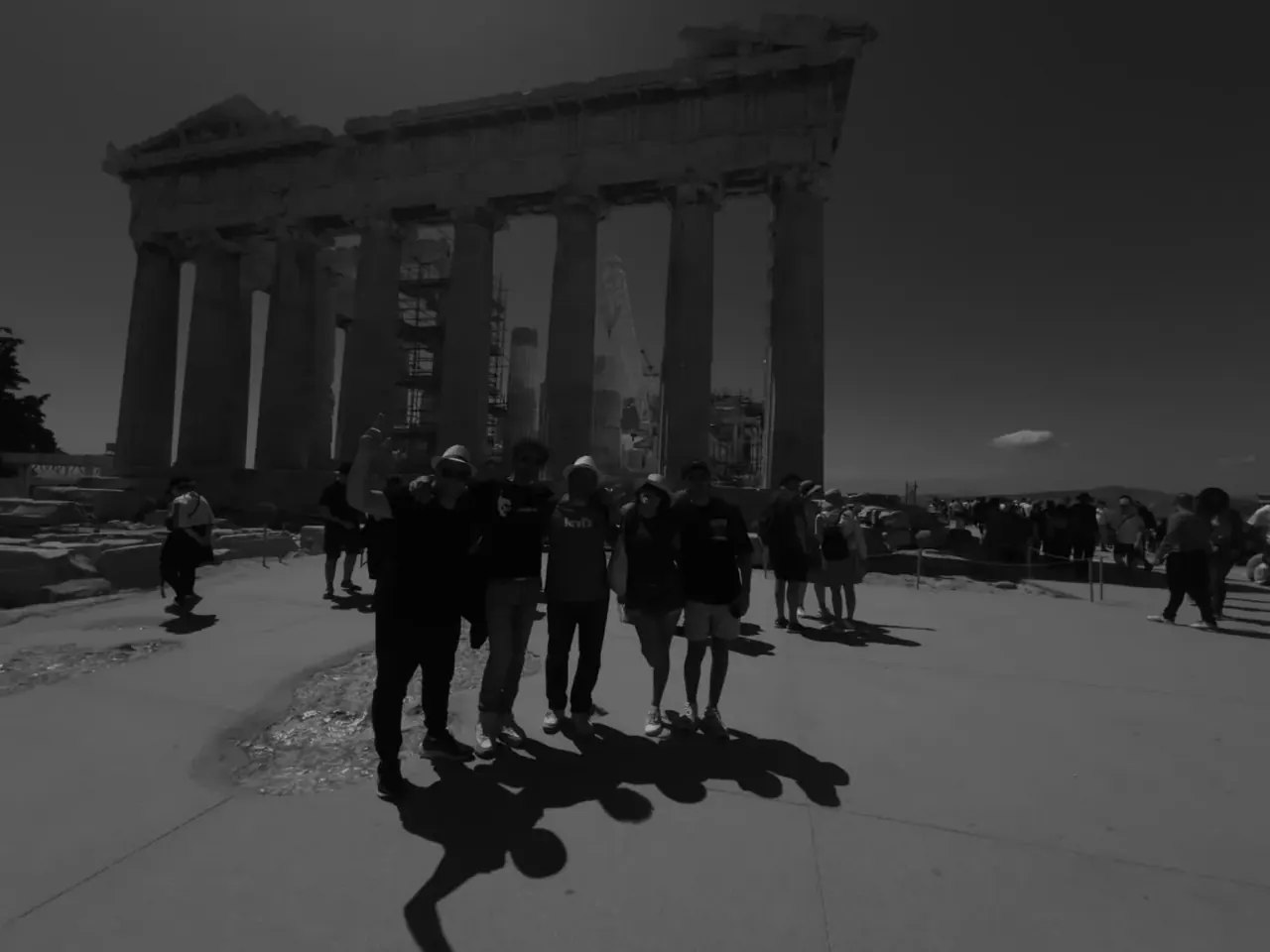 Músicos de Orquesta Kalifornia en la Acrópolis de Atenas, abril de 2024