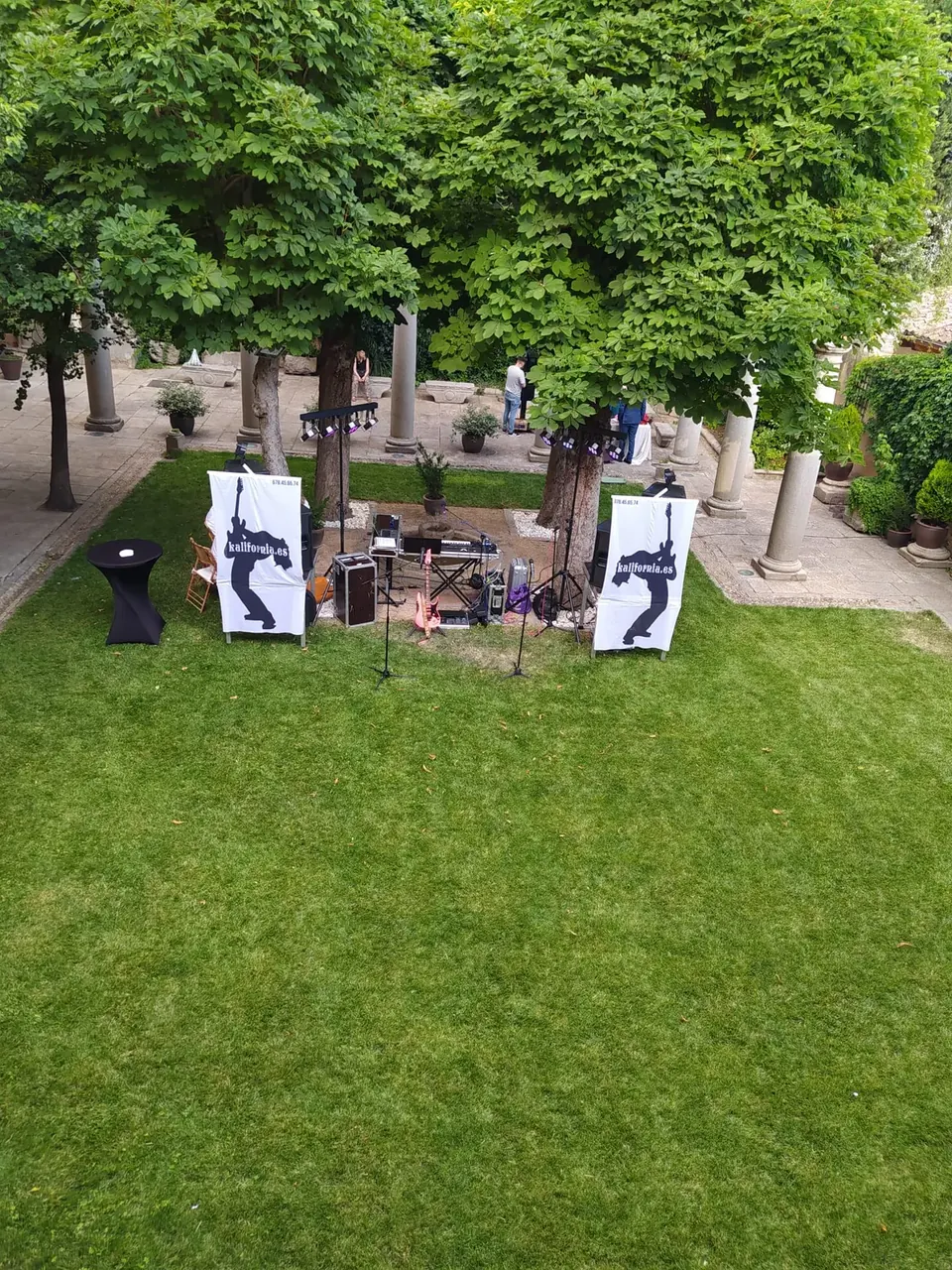 Trío de Orquesta Kalifornia en el patio del Torreón de Lozoya, Segovia