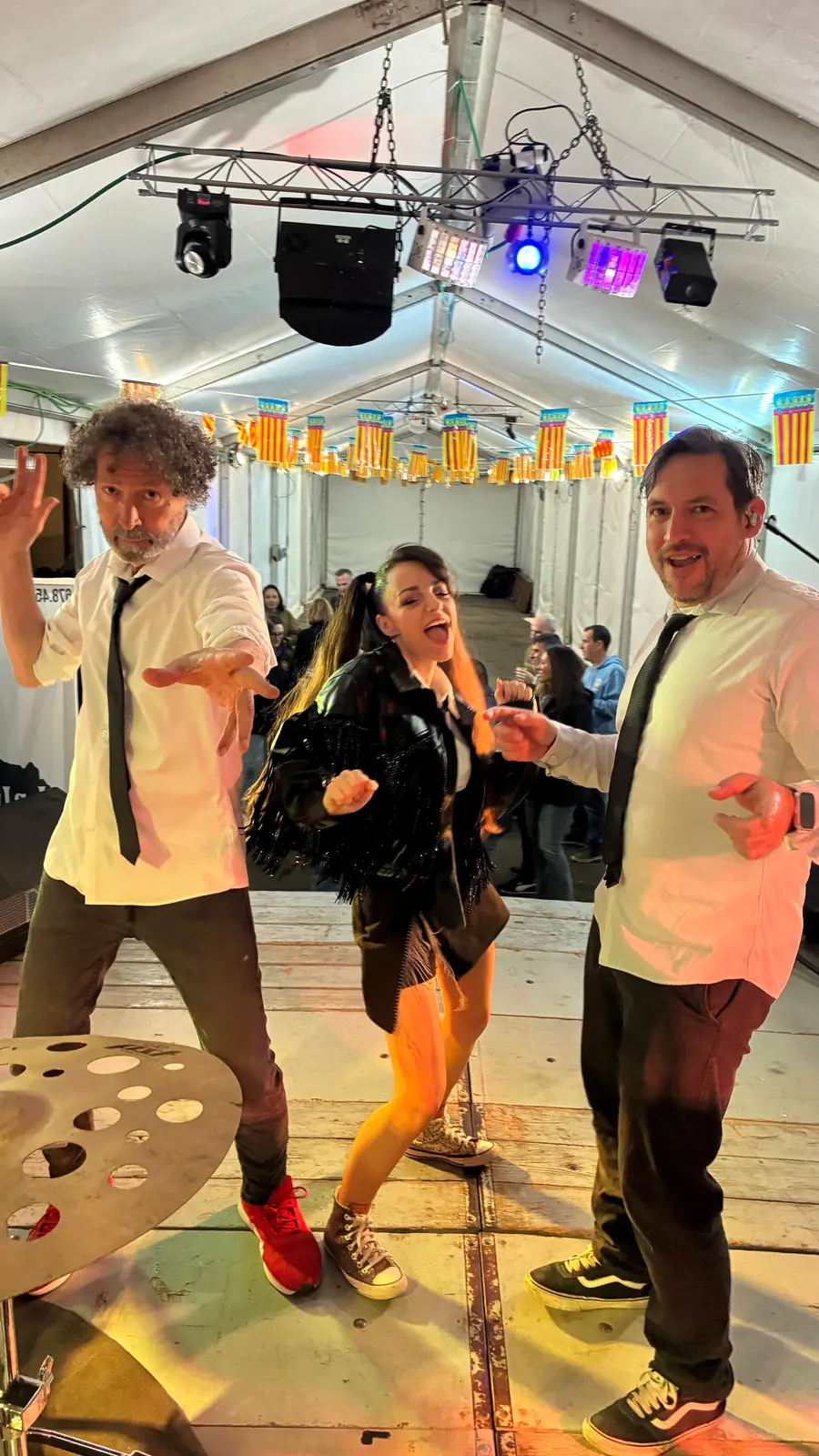 Guitarrista, cantante y teclista de Orquesta Kalifornia bailando en el escenario de la Falla Martirs