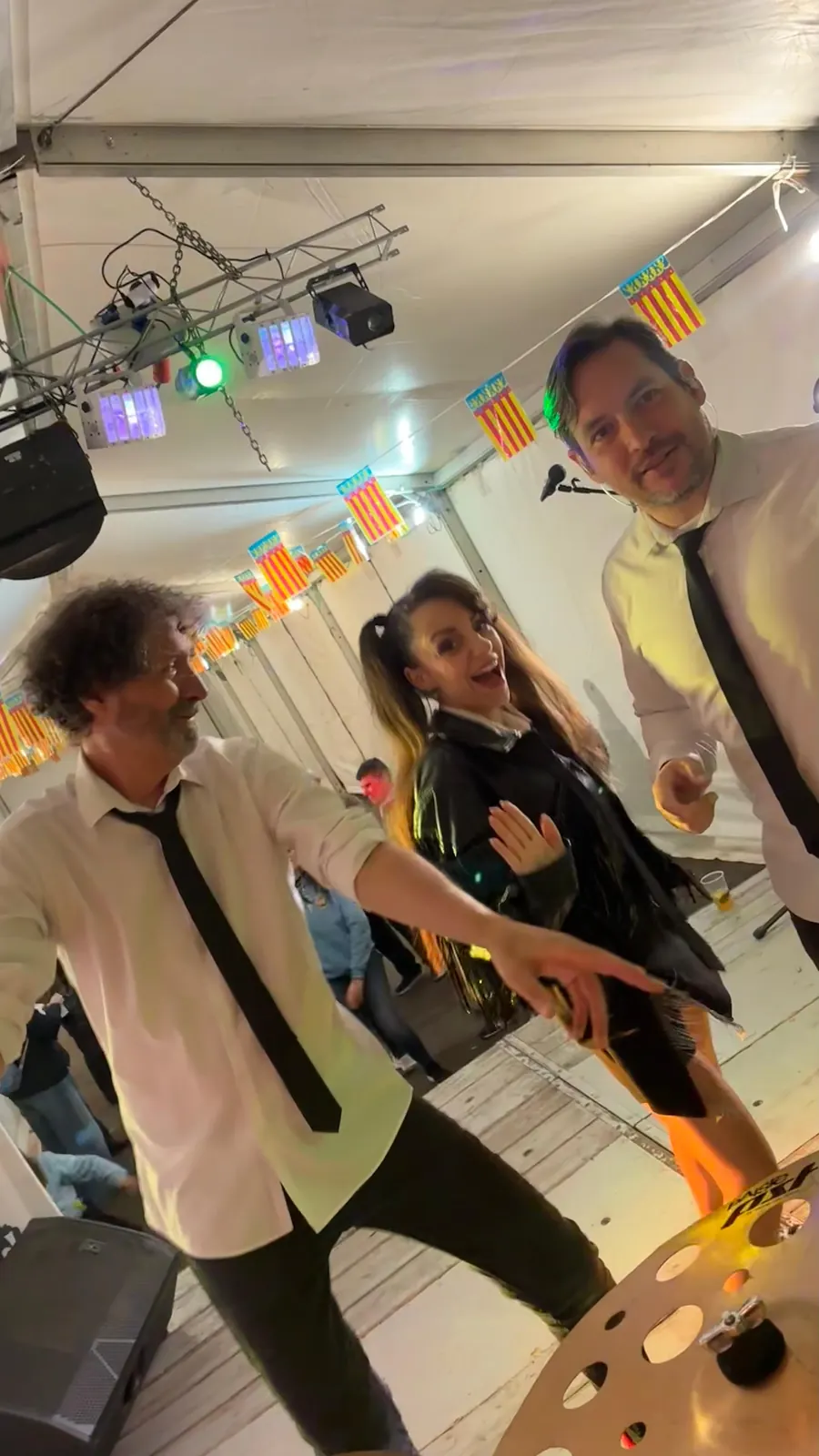 Orquesta Kalifornia en las Fallas de Foios, con la carpa llena de banderas valencianas