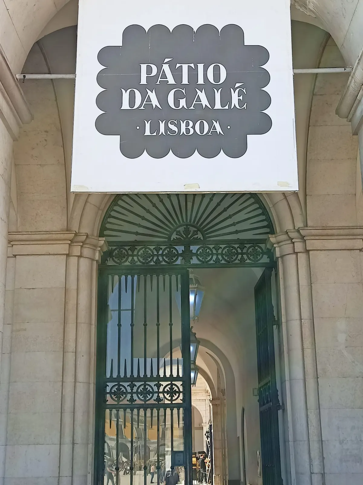 Entrada del Pátio da Galé, en Lisboa, donde tocó Orquesta Kalifornia