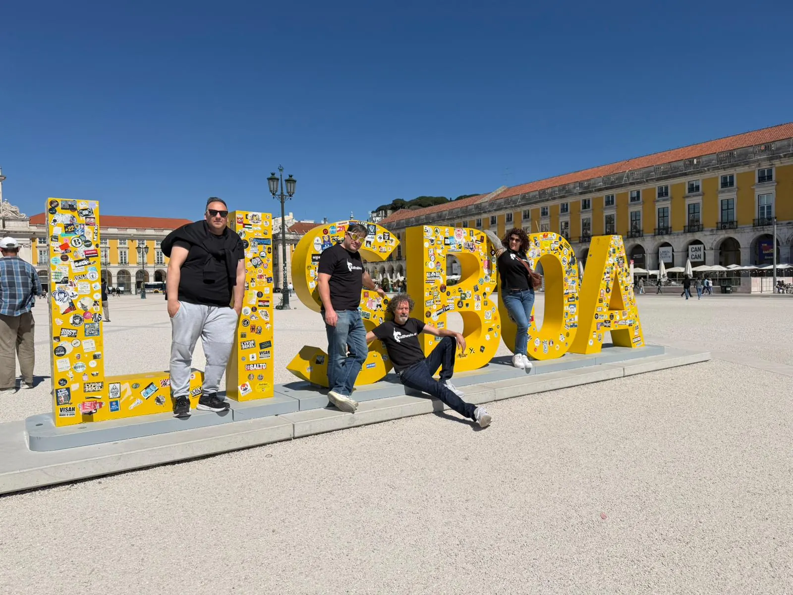 Orquesta Kalifornia en la Praça do Comércio de Lisboa, junto a las letras LISBOA