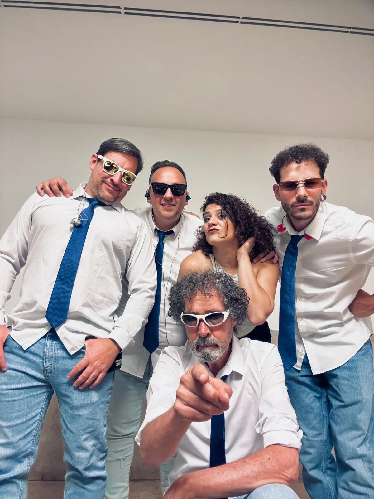 Orquesta Kalifornia, quinteto de camisa blanca y corbata, en el Pátio da Galé de Lisboa