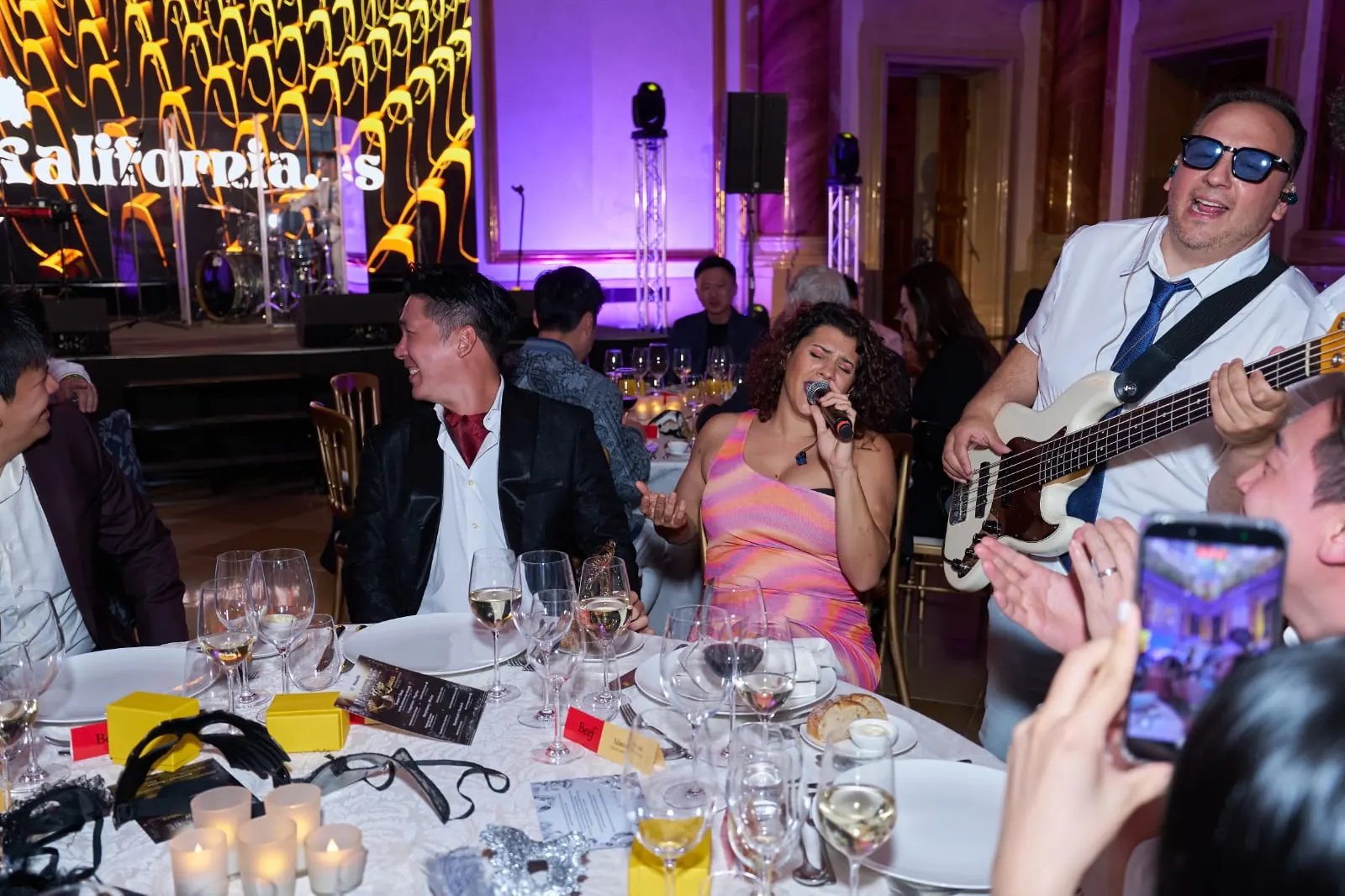 La cantante de Orquesta Kalifornia canta entre las mesas durante la gala en Viena