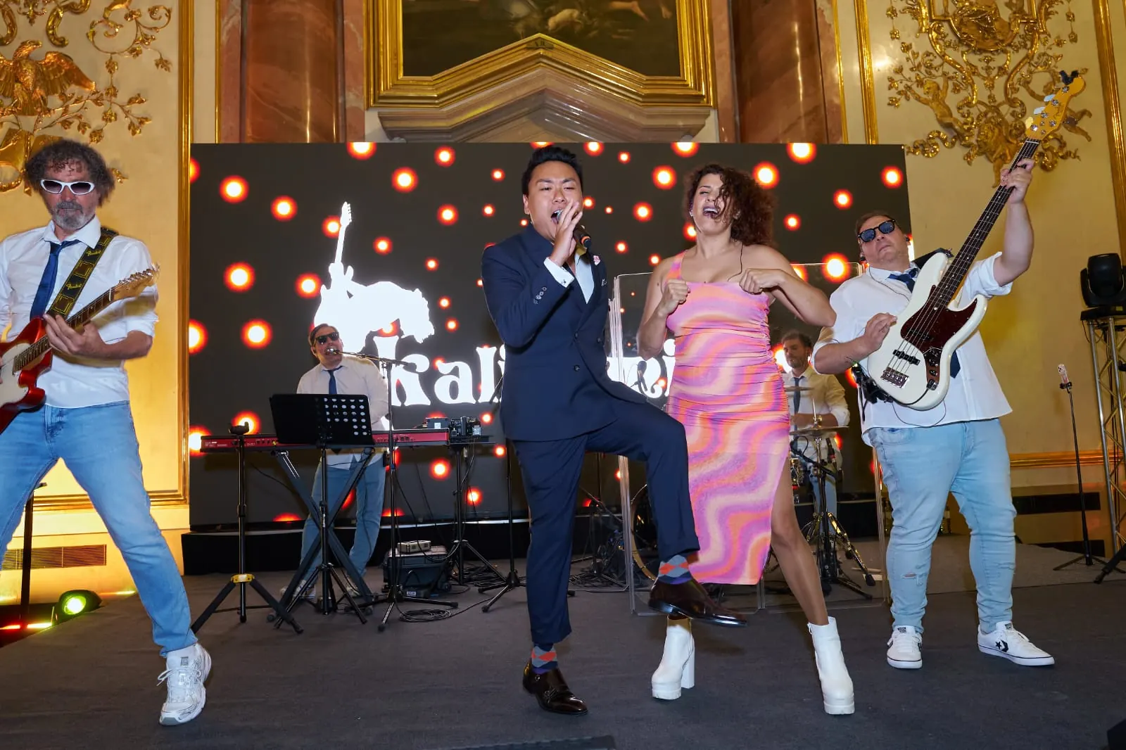 Orquesta Kalifornia en directo en una gala de empresa en un salón histórico de Viena