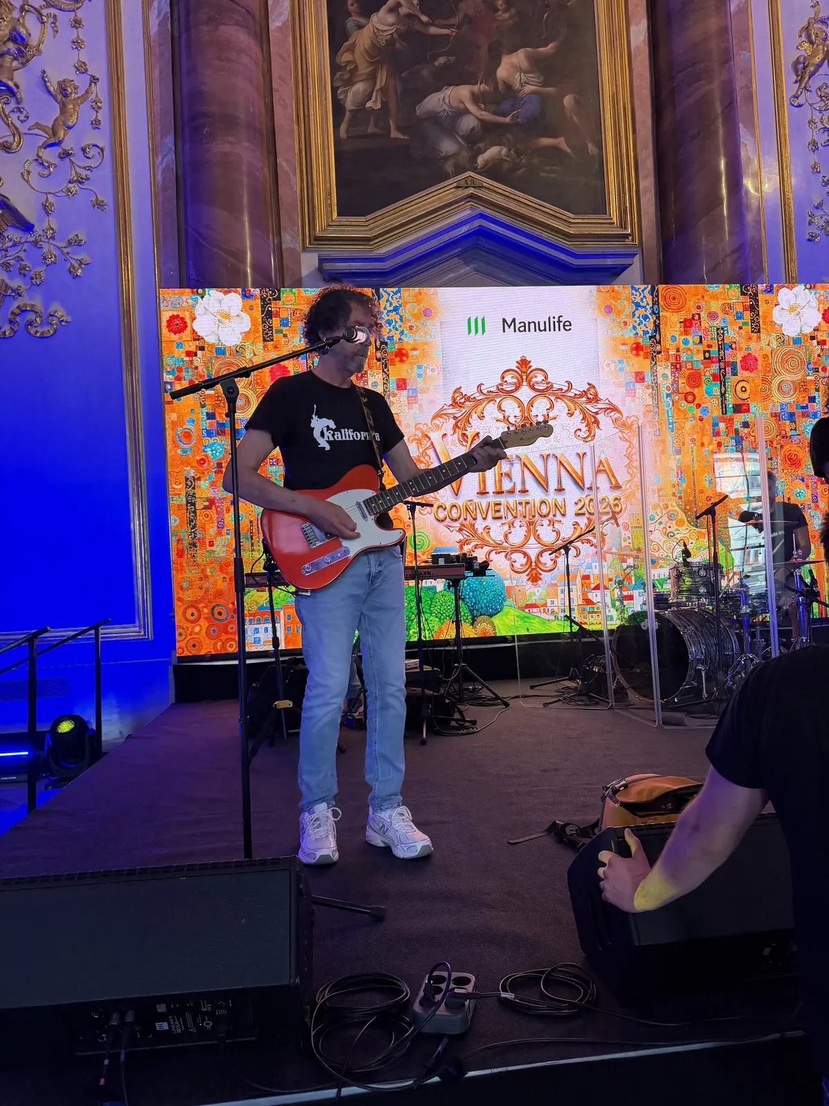 Guitarrista de Orquesta Kalifornia en el escenario de la gala de empresa en Viena