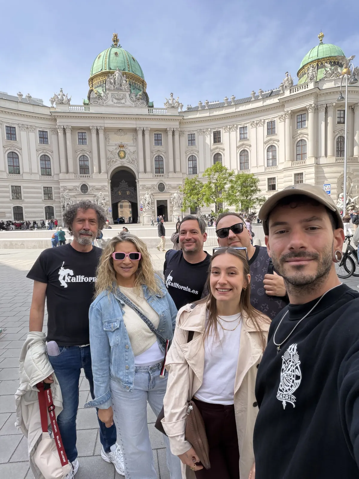 Músicos de Orquesta Kalifornia frente al Hofburg de Viena antes de la gala