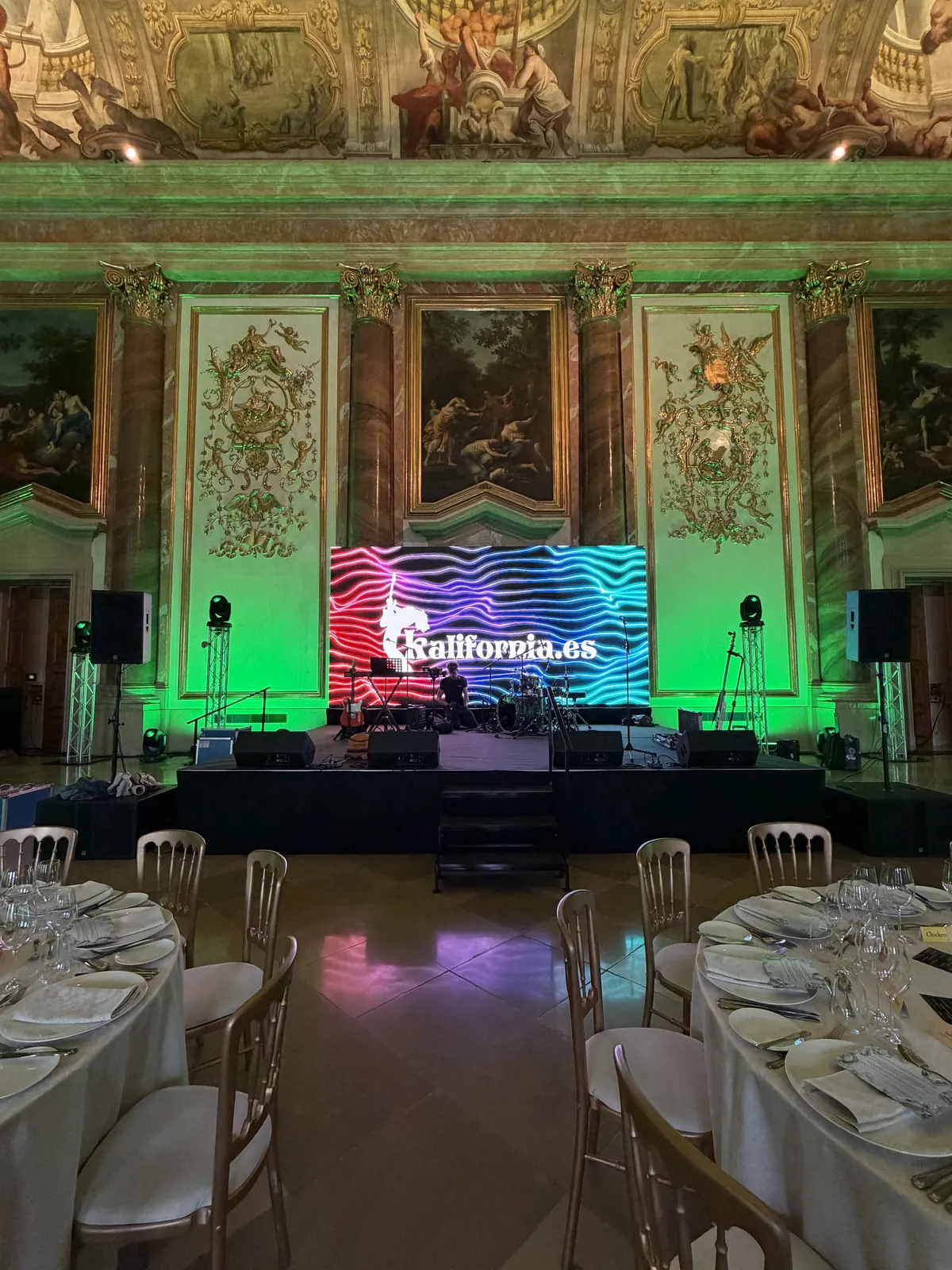 Escenario de Orquesta Kalifornia montado en el salón histórico de Viena