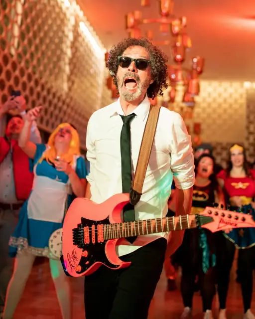 Guitarrista de Orquesta Kalifornia en la fiesta de disfraces del evento de empresa de Metricool